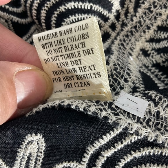 Very J Black White Embroidery Scalloped Hem/Sleeves Floral Round Neck Blouse M/L - Picture 10 of 14